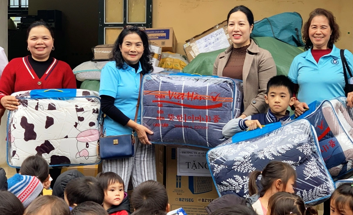 [Báo điện tử VOV] Mang “đông ấm” đến với trẻ vùng cao Sùng Đô