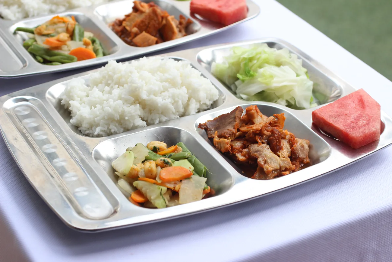 [Trang tin điện tử Afamily] Bữa ăn tại ngôi trường tiểu học ở quận Cầu Giấy: Trẻ được rèn cả tính tự lập và kỷ luật qua việc ăn uống