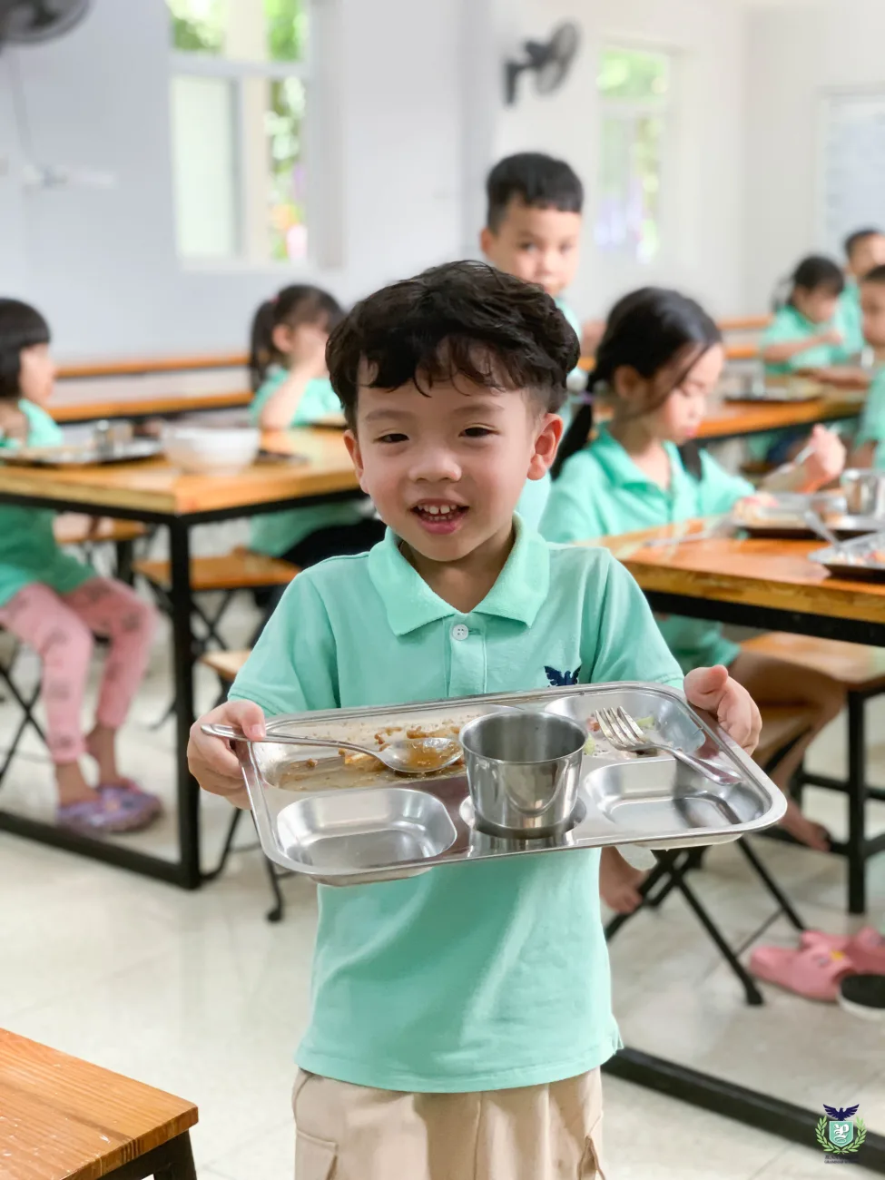 [Trang tin điện tử Afamily] Bữa ăn tại ngôi trường tiểu học ở quận Cầu Giấy: Trẻ được rèn cả tính tự lập và kỷ luật qua việc ăn uống