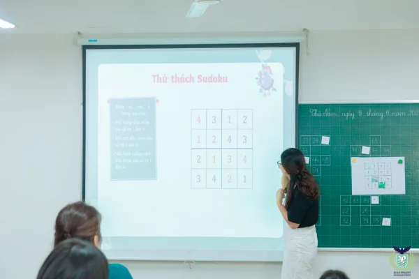 MỘT NGÀY ĐI HỌC CỦA CHA MẸ TẠI LỚP HỌC ĐẶC BIỆT CỦA JEAN PIAGET