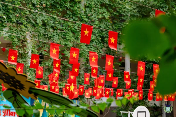 Trường Tiểu học Jean Piaget hưởng ứng Kỷ niệm 51 năm Ngày Giải phóng Miền Nam, thống nhất Đất nước, và 140 năm Ngày Quốc tế Lao động